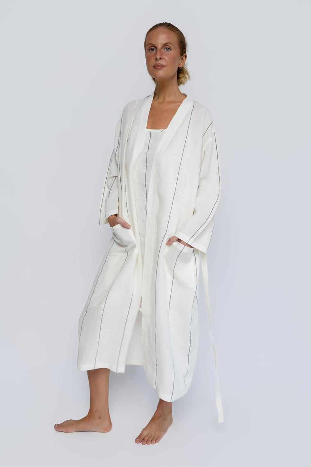 Carter Fundamental Linen Robe - White w&