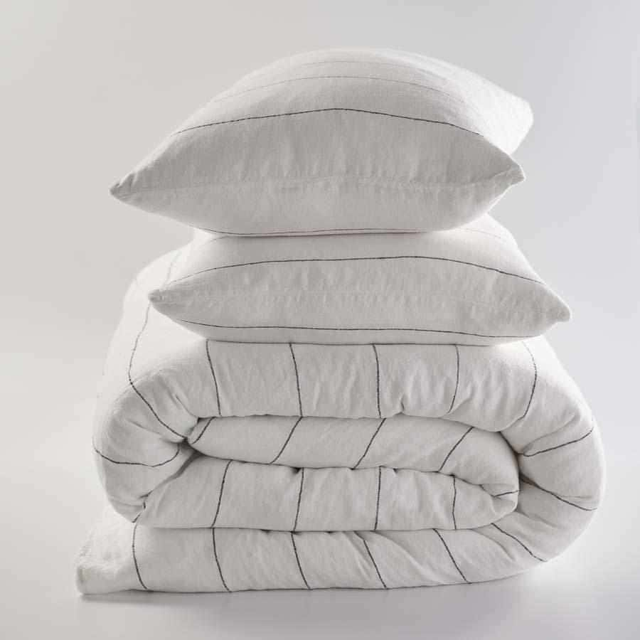 Carter Linen Quilt Cover w/buttons - White w&