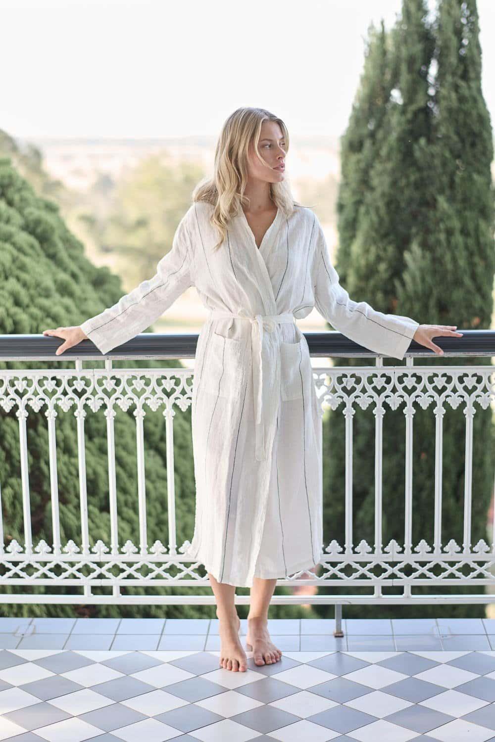 Fundamental Linen Robe - White w&